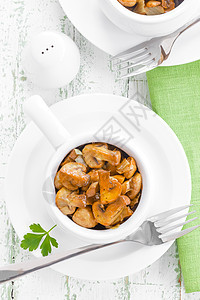 炒蘑菇乡村桌子营养蔬菜盘子烹饪沙拉洋葱菌类食物图片