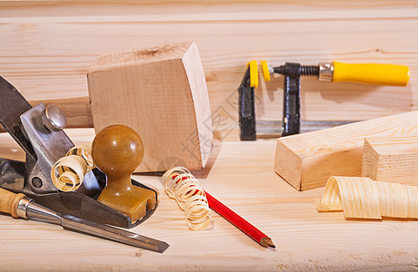 木板上用木板上其他工具的木制工作平面图片