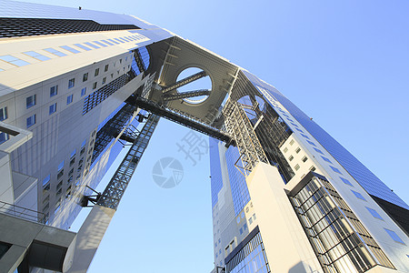 日本大阪的蓝天空和美田天楼商业地点建筑城市地标建筑学蓝色办公室摩天大楼蓝天图片