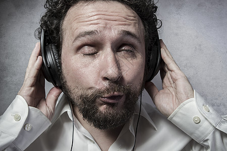 生活方式 听和享受音乐 用耳机 男人在图片