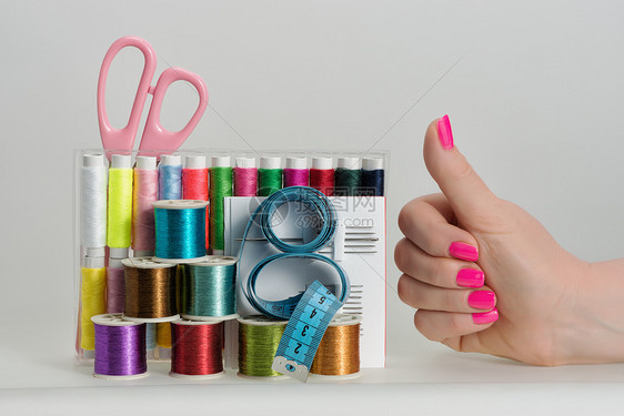 带有色线 缝针针 剪刀的锅炉尼龙裁缝细绳工艺宏观工作粉色材料设备纺织品图片