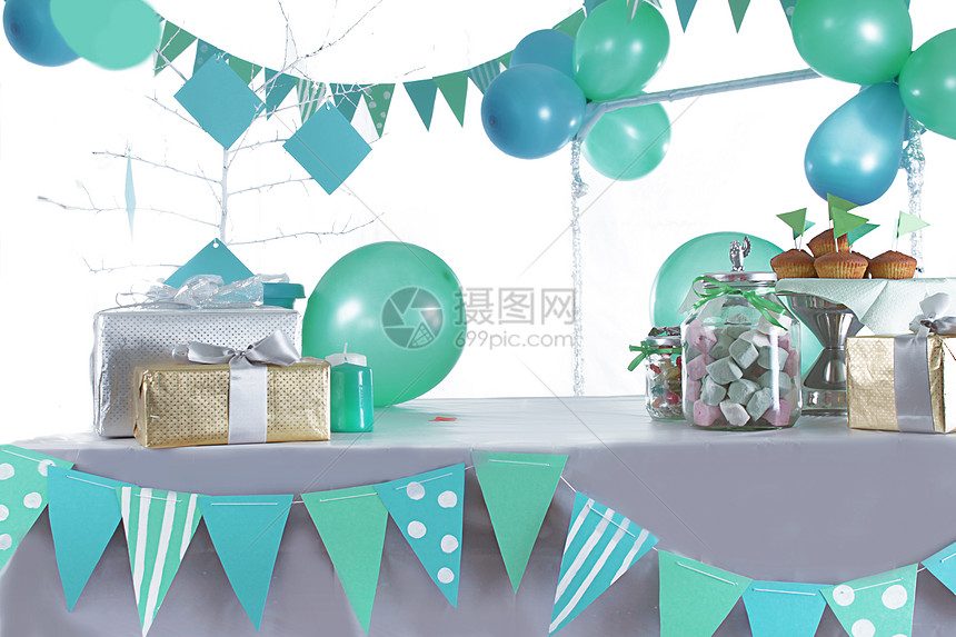 蓝色和绿色有色生日晚会桌婴儿喜悦风格甜品礼物盘子桌子展示幸福糖果图片