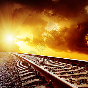 日落 铁路上阴暗的乌云笼罩图片