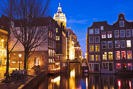 夜间从荷兰阿姆斯特丹到荷兰的城市风景房子建筑城市运输自行车首都历史建筑学风景图片