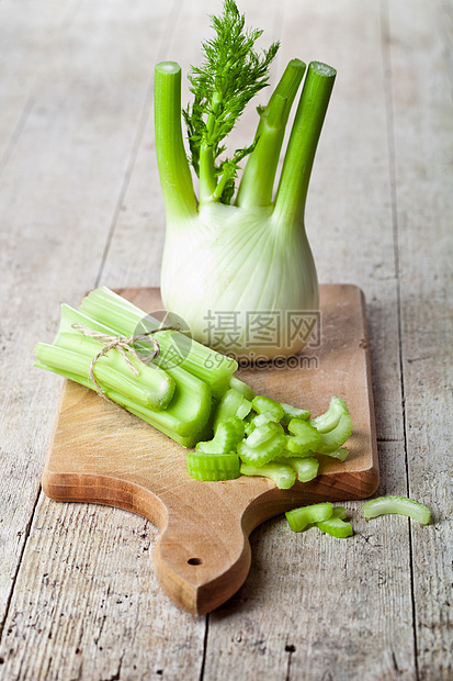 新鲜有机甘油和纤维香料健康调味品绿色芹菜木板蔬菜食物烹饪茴香图片