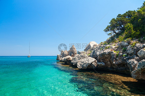 撒丁岛卡拉月露娜的清绿绿水游艇支撑天堂晴天旅游蓝色天空海岸天蓝色海景图片