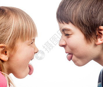 儿童伸出舌头女孩鬼脸敌意夫妻童年孩子斗争工作室对抗唾弃图片