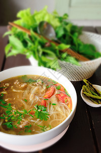 带蔬菜 美味食物的泰国面条图片