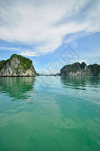 越南河隆湾海景风景 越南血管天空阳光石头岩石村庄航海小屋石灰石场景图片