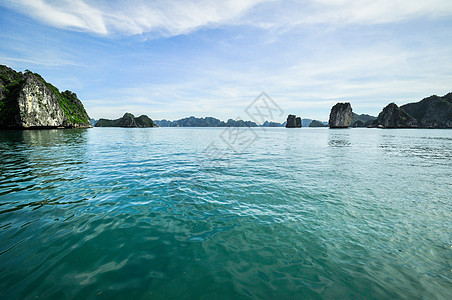 越南河隆湾海景风景 越南蓝色文化木头石头天空场景航海海湾岩石村庄图片