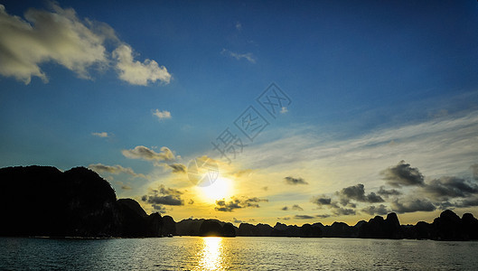 越南河隆湾海景风景 越南木头阳光蓝色海湾石灰石村庄血管天空小屋石头图片