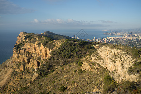 贝尼多姆山脉海洋水平海岸线风景晴天城市悬崖岩石首脑图片