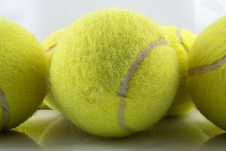 3个网球绿色白色物品体育黄色荧光阴影休闲背景圆圈图片