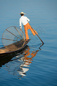 缅甸按网捕捞的传统渔网钓鱼生活平衡食物独木舟渔民热带渔夫蓝色男人图片