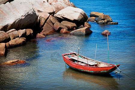 沿海船只漂浮红色岩石运输海滩石头海洋支撑蓝色图片