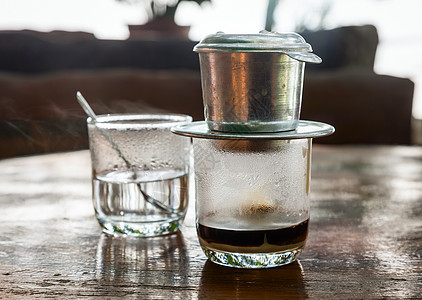 越南滴水咖啡酿造煮沸技术美食咖啡店桌子白色咖啡玻璃牛奶图片