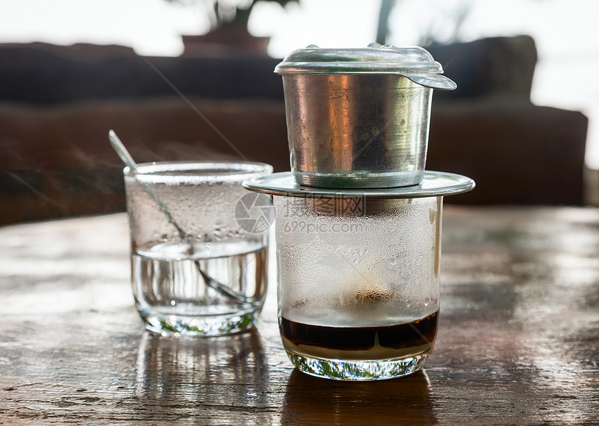 越南滴水咖啡酿造煮沸技术美食咖啡店桌子白色咖啡玻璃牛奶图片