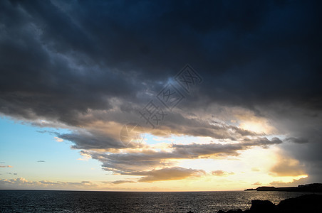 日落时的彩云蓝色黄色全景晚霞天空戏剧性海滩天际气氛精神图片