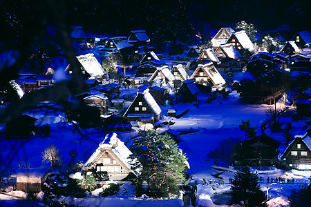 日本白川之光照亮文化建筑合掌外表世界遗产游客旅行街道村庄三角形图片