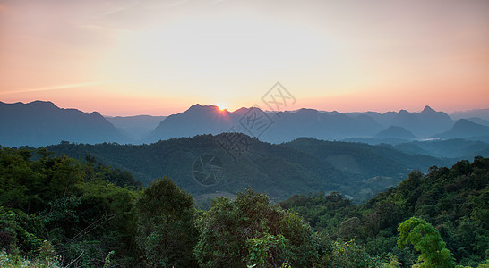 山地景色的狂暴日落生态土地国家植物群太阳野生动物气候植物高地环境图片