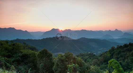 山地景色的狂暴日落生态土地国家植物群太阳野生动物气候植物高地环境图片