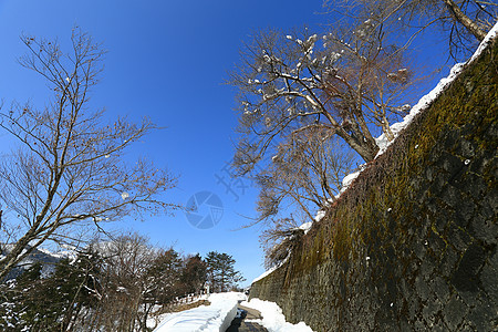 引导人们走上公路前往志山观景点高清图片