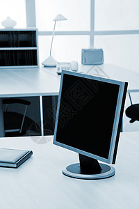 监视器经理电脑房间蓝色窗户金属椅子桌子木头合作图片