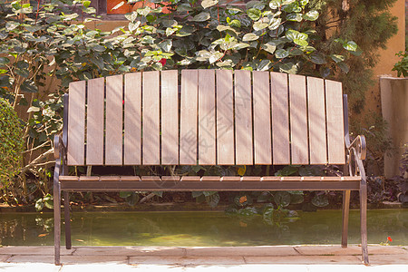 木制椅子花朵绿色花园住宅阴影房子植物院子树叶木头图片