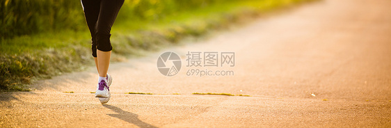 一名女性选手在路上的腿树木城市赛跑者成人运动装活力运动慢跑者女孩娱乐图片