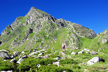 在山中旅行背包冒险远足首脑游客登山高度闲暇岩石爬坡图片