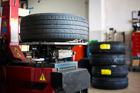 在车库内  更换车轮轮胎微笑蓝色车辆工具职业作坊技术员运输服务店铺图片