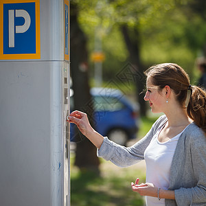 支付停车费的年轻妇女驾驶中心街道司机交通空间商业女性生活商务图片