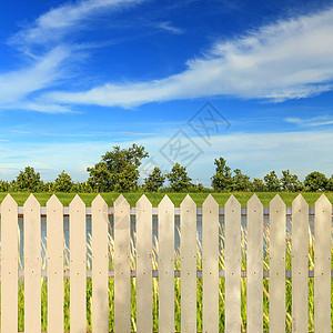 白色围栏花园财产场地邻里公园后院草地蓝色安全天空图片