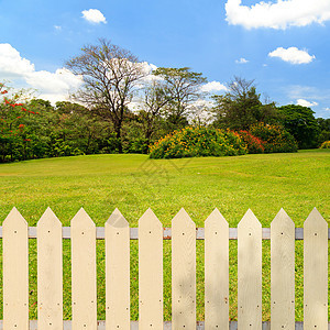 花园中的白栅栏草地公园财产安全房子天空院子邻里树篱农业图片