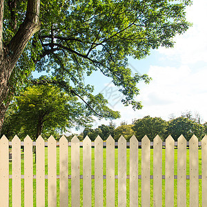 花园中的白栅栏安全财产草地邻里院子场地树篱农业后院木头图片
