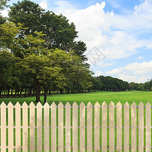 花园中的白栅栏天空蓝色草地房子公园农业邻里院子后院树篱图片