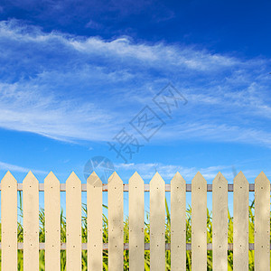 蓝色天空的白栅栏财产木头树篱花园场地农业房子邻里草地公园图片