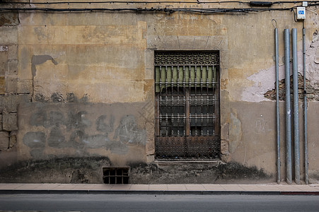 古老的街道 有生锈的窗户和西班牙建筑图片