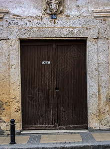古老的门 生锈的木柴控制板古董风化入口历史性安全教会金属建筑学石头图片