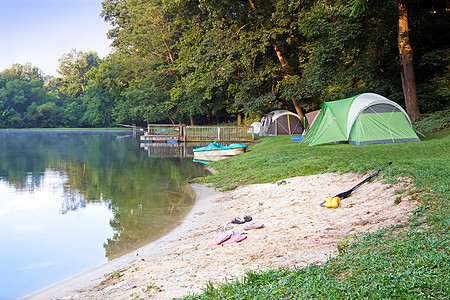 湖边的帐篷风景营地反射荒野树木假期凉鞋海滩闲暇娱乐图片