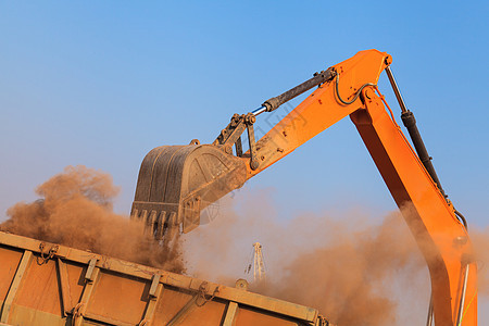 挖掘机天空卸载机械碎石推土机机器建筑活动拖拉机工作图片