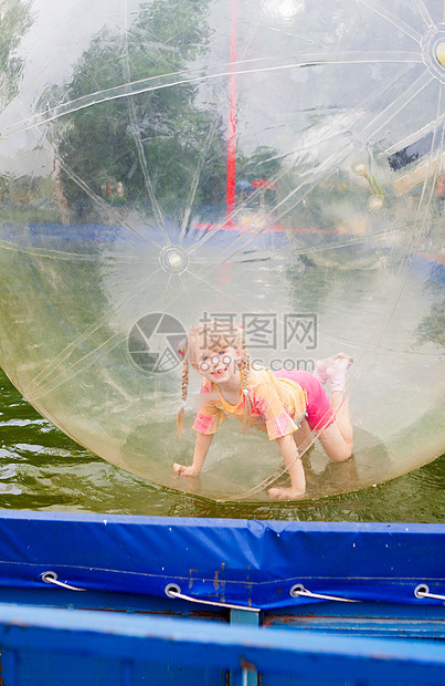 以 zorb 表示空气橡皮孩子太空松紧带女孩娱乐滚球水池水电图片