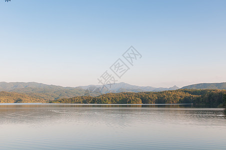 带水的山地景观墙纸地平线峭壁文学反射荒野登山游泳场景蓝色图片