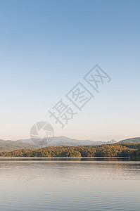 带水的山地景观天空反射岩石文学荒野墙纸森林季节游泳场景图片