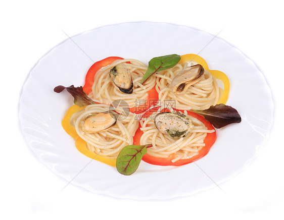 配意大利面海沙拉绿色黄色红色宏观胡椒食物面条白色盘子图片