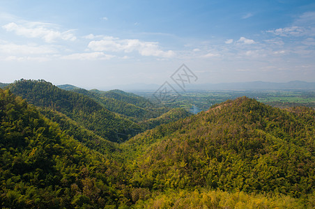 山地和蓝天空场景背景天空风景绿色阳光爬坡地形自然水平图片