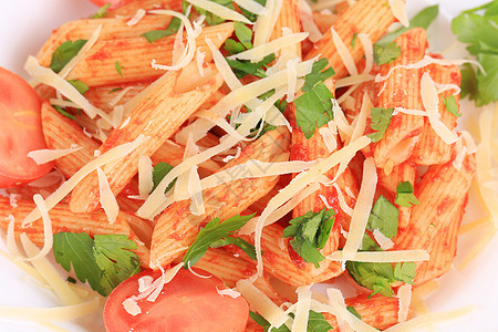 加番茄酱和蔬菜的意大利面食物黄色生活白色食品生产敷料红色午餐盘子图片