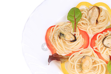 配意大利面海沙拉白色绿色盘子食物面条黄色宏观红色胡椒图片