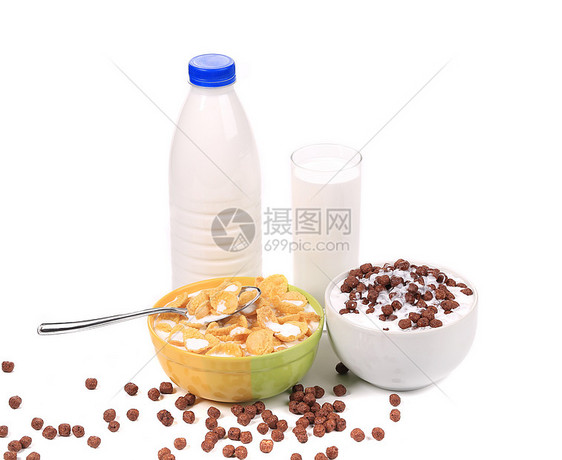 给孩子们吃谷物早餐食物玉米薄片勺子白色牛奶圆形奶制品盘子产品图片