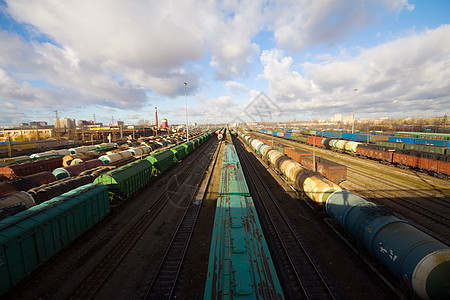 装有彩色货物集装箱的货运火车加载平台铁路机车过境柴油机商品平板车送货速度图片